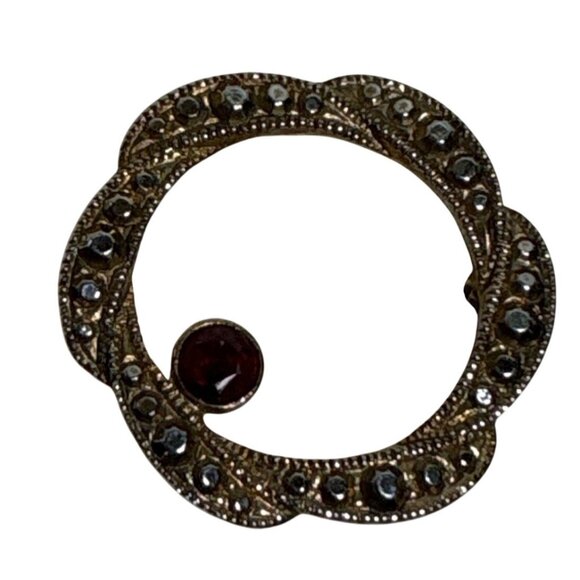 Vintage Gold Tone Rhinestone Circle Brooch With Red Accent Jewel 1" - Picture 1 of 6